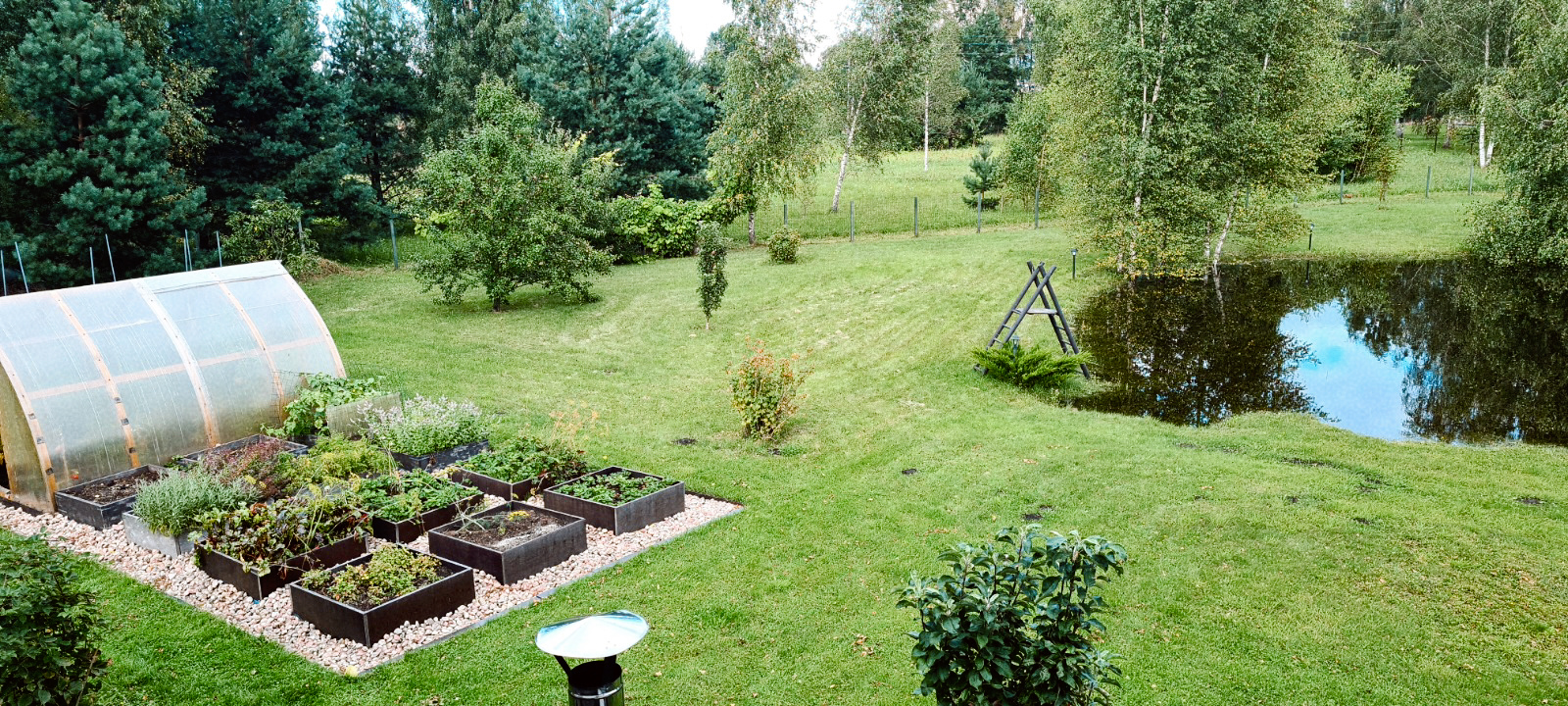 Māja Vāverēni - dārzs un dīķis