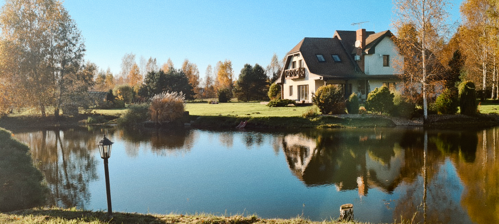 Māja Vāverēni - māja un dīķis