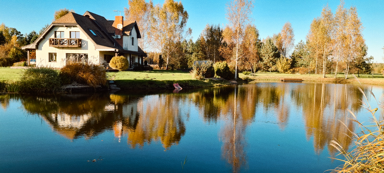 Māja Vāverēni - māja un dīķis