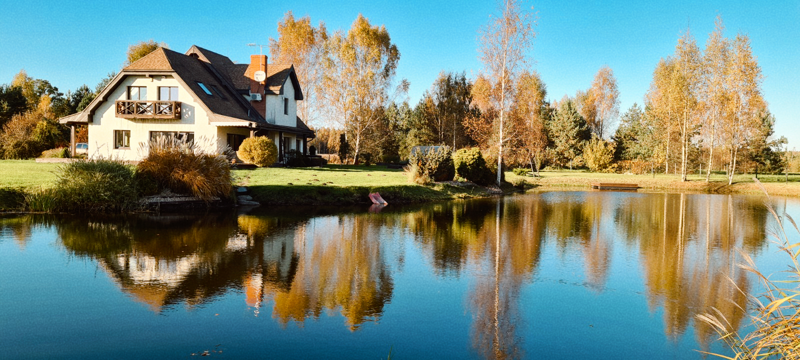 Māja Vāverēni - māja un dīķis